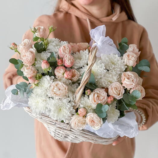 Корзина с кустовыми розами и хризантемами