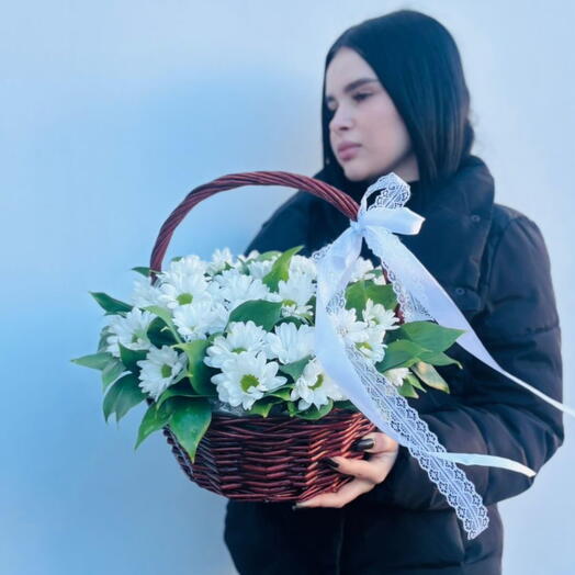 Хризантемы ромашки в плетеной корзине