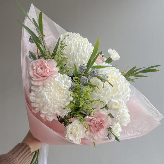 Нежный букет с хризантемами бигуди