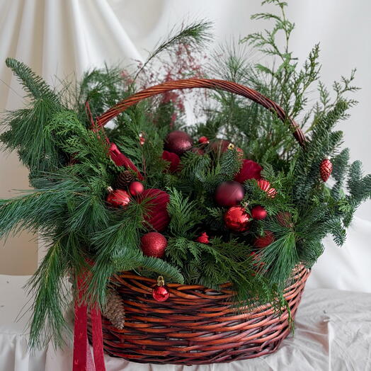 Большая корзина с живыми еловыми ветками в подарок руководителю на Новый год