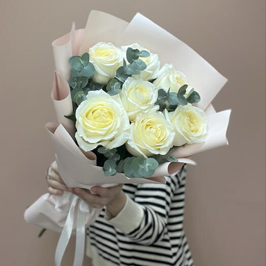 Нежный букет из пионовидных роз и эвкалипта, 7шт
