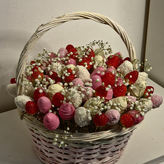 Композиция из клубники в шоколаде в корзинке "Розовый туман"
