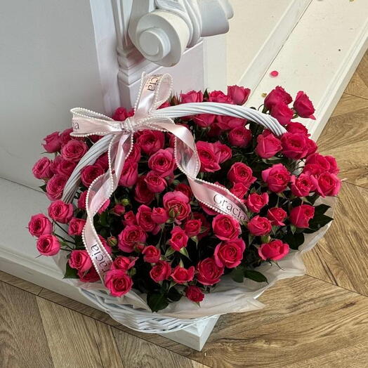 Кустовые розы в корзине L