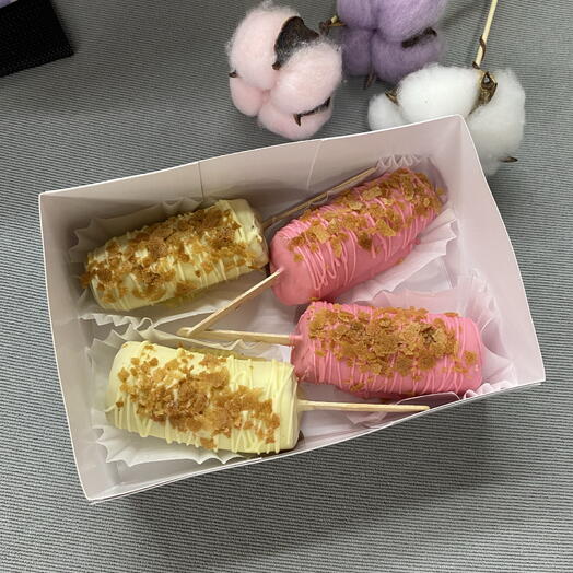 Бананы в розовом и белом шоколаде с посыпкой из вафельной крошки