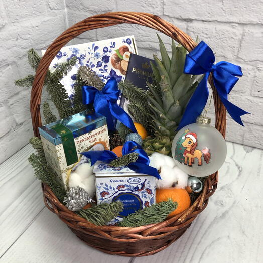 Новогодняя корзина с ананасом