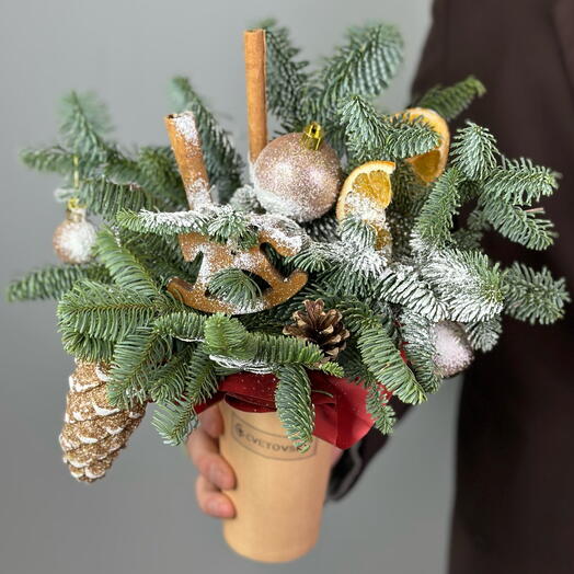 Композиция Новогодний вечер с елочными игрушками,нобилисом,корицей