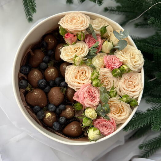 Коробка xl 30 см с розами(цвет по желанию) и клубникой