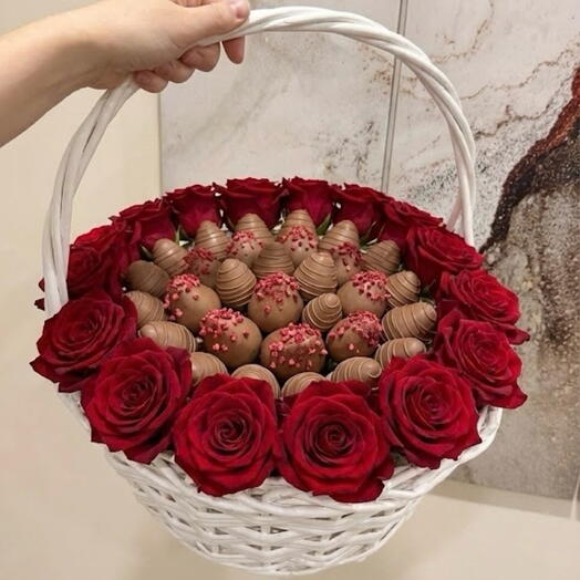 Корзина с розами и клубникой в шоколаде