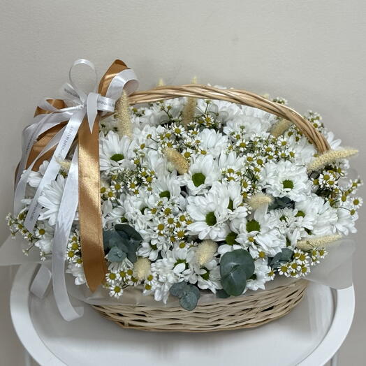 Большая корзина ромашек