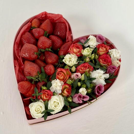 Сердце из клубники и роз