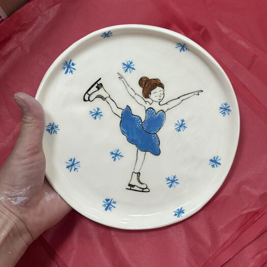 Тарелка ручной работы с фигуристкой