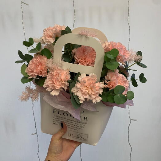 Сумочка со стойкими розовыми диантусами и эвкалиптом