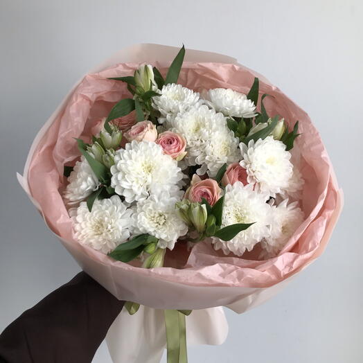 Букет из хризантем, кустовых роз и альстромерии