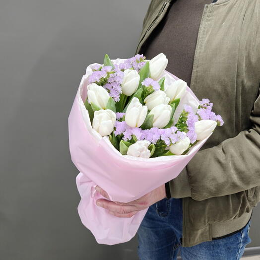 Букет из белых тюльпанов со статицей