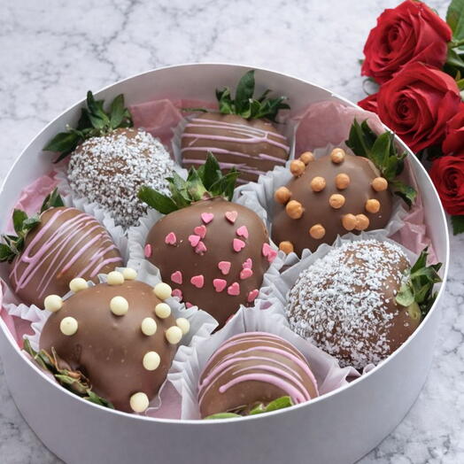 Клубника в шоколаде (8-10 ягод в коробке), клубника в молочном шоколаде
