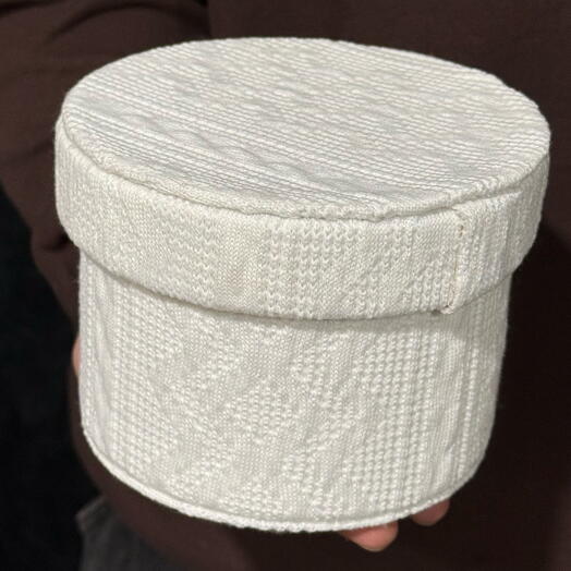 Уютная зимняя шкатулка с вязанными элементами