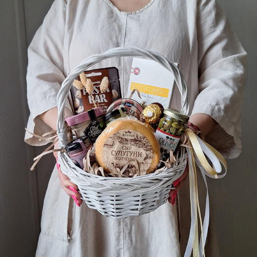Продуктовая рыже-розовая корзина. Сыр, риет, каперсы, шоколад, соус, мед, паштет и конфеты