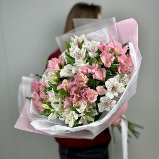Большой букет из 19 стойких цветов: альстромерии белого и розового цвета