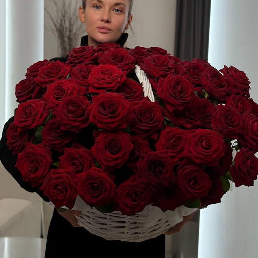 Корзина с красными розами 55 штук