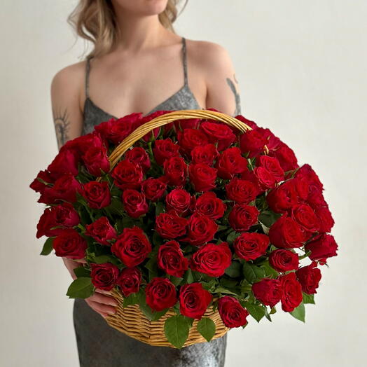 Корзина из 101 бордовой розы