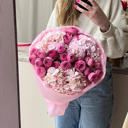 Букет «Лесные ягоды» из кустовых роз и пышных гортензий 🍓