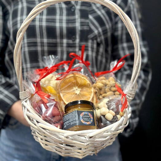 Подарочная корзина S с орехами, сухофруктами и вареньем