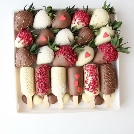 Клубника и бананы в шоколаде «люблю»  на 14 февраля