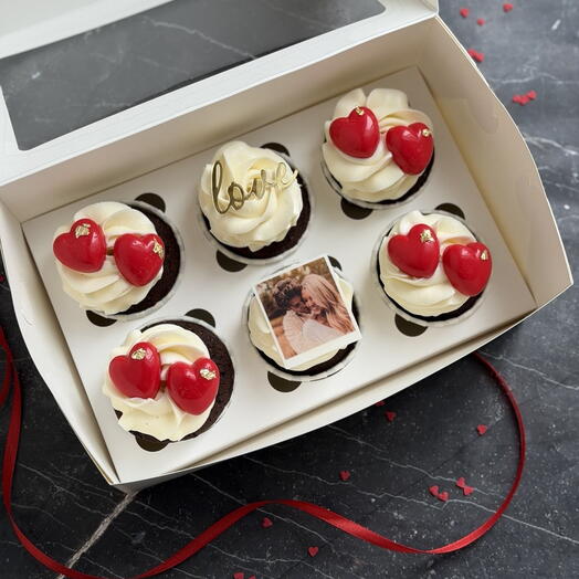 Пирожные капкейки ко Дню Влюбленных с сердечками и фото