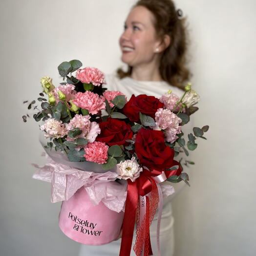 Шляпная коробка с французскими розами, лизиантусами и диантусами