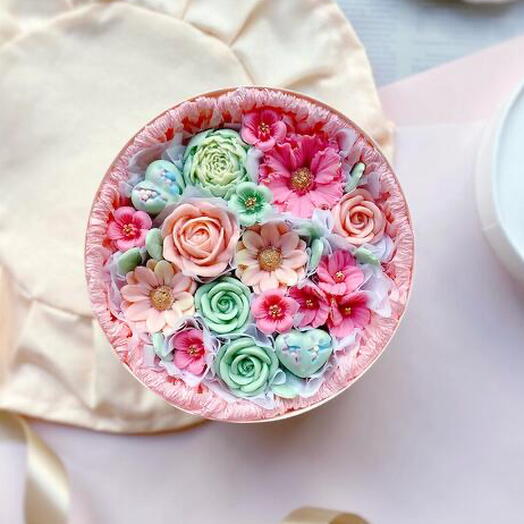 Шоколадные цветы в круглом боксе 🌸