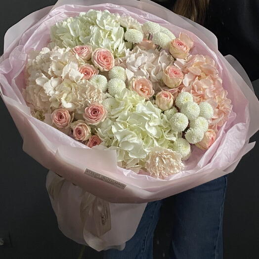 Сборный букет с гортензией и розами