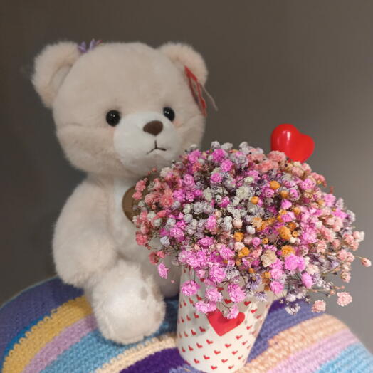 Мягкий Мишка с композицией из радужной гипсофилы