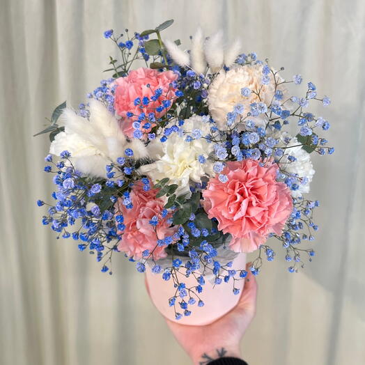 Нежная композиция из гвоздик и гипсофилы