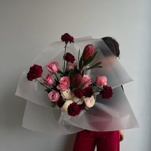 Авторский букет «Просто такая сильная любовь» пионовидные розы, гвоздика, протея, ранункулюс
