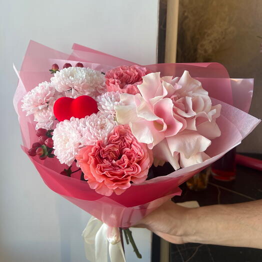 Авторский букет:пионовидные розы, хризантемы ,гиперикум,французская Роза