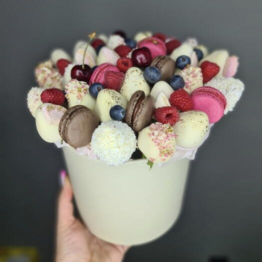 Клубника в шоколаде с макарунсами