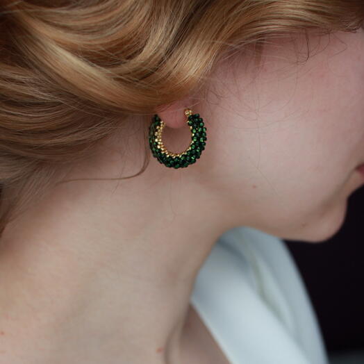 Серьги из ювелирного японского бисера в зелено-золотом оттенке