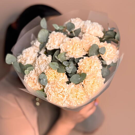 Букет из 15 кремовых гвоздик и эвкалипта