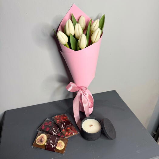 Подарочный набор: букет тюльпанов, свеча ручной работы, шоколад