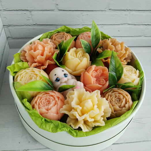 Мыльные цветы в шляпной коробке