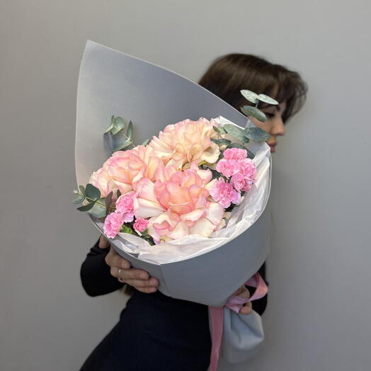 Нежный букет-комплимент из кустовых диантусов с французскими розами