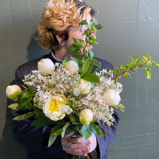 Букет с пионами, сиренью и ветвями