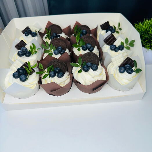 Juego de cupcakes de chocolate con bayas (arándanos) 12 piezas