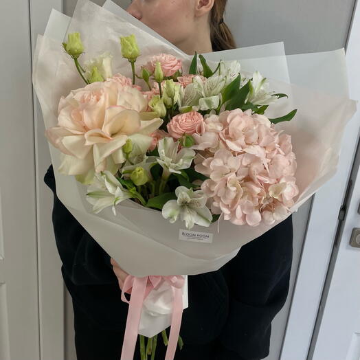 Красивый букет🌸  «Большой выбор букетов в профиле магазина» Bloom room из гортензии, француской розы, альстромерий и эустомы