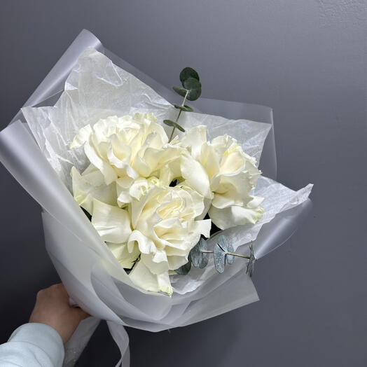 Комплимент. Свежесть весны, белые ажурные розы