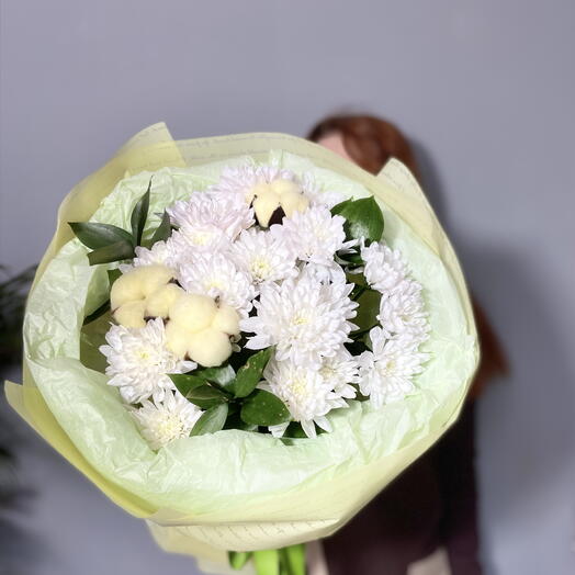 Букет из хризантем с рускусом