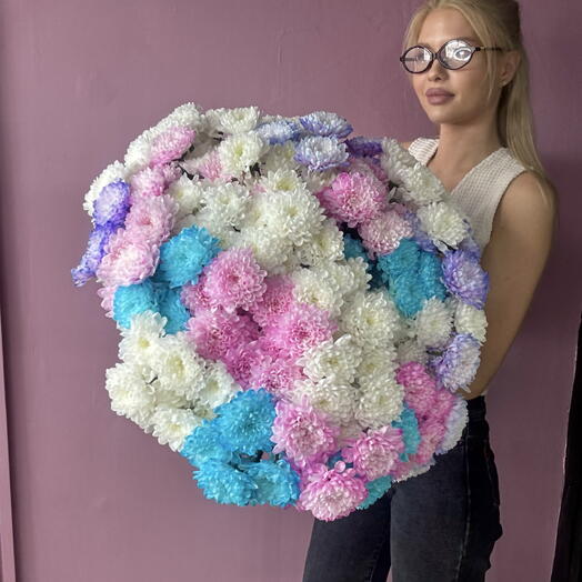 Букет из 35 цветных кустовых хризантем