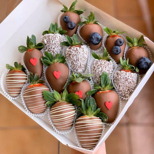 Strawberries in Belgian chocolate for March 16pcs