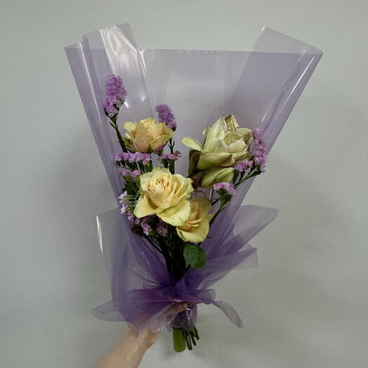 Букет с амариллисом и розами