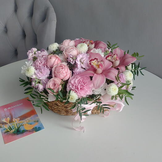 Корзина с пионовидной розой, ароматной маттиолой, диантусами и орхидеями